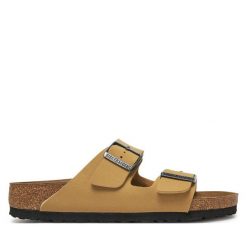 Klapki Birkenstock. Brązowe klapki Birkenstock, bez wzorów, bez obcasa. Za 449.99 zł.