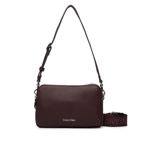 Torebka Calvin Klein. Brązowe listonoszki Calvin Klein, bez wzorów, bez dodatków. Za 409.99 zł.