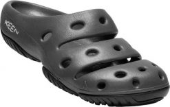 Kapcie damskie Keen Yogui Magnet/czarne Czarne. Czarne obuwie domowe Keen, bez wzorów, z gumy, bez zapięcia. Za 247.99 zł.