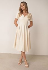 Beżowa Elegancka Rozkloszowana Sukienka z Kwiatem 3D Eugorus. Brązowe sukienki Born2be, na imprezę, l, z aplikacjami, eleganckie, bez kołnierzyka, bez ramiączek, midi, dopasowane. Za 249.99 zł.