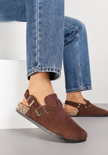 Brązowe Sandały na Podeszwie Imitującej Korek Ozdobione Klamrami Carrive. Brązowe sandały Born2be, bez wzorów, eleganckie, bez obcasa, na płaskiej podeszwie, bez zapięcia. Za 69.99 zł.