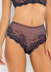 Figi maxi z delikatną koronką. Niebieskie figi bonprix, bez wzorów, z koronki. Za 39.99 zł.