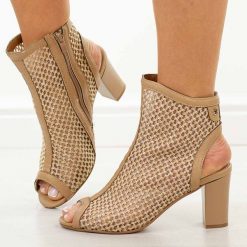 Beżowe sandały damskie na słupku M.Daszyński Sa283-2. Brązowe sandały M.Daszyński, bez wzorów, z jeansu, eleganckie, bez obcasa, na słupku, bez zapięcia. Za 239.00 zł.