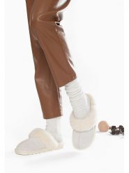 Gooce Wełniane kapcie "Emeline" w kolorze białym rozmiar: 39. Białe obuwie domowe Gooce, bez wzorów, ze skóry, bez zapięcia. Za 173.99 zł.