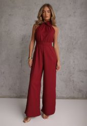 Bordowy Elegancki Kombinezon z Górą Halter Ozdobioną Różą 3D Dephousa. Czerwone sukienki Renee, na imprezę, m, bez wzorów, eleganckie, bez kołnierzyka, bez ramiączek, kopertowe. Za 169.99 zł.