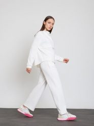 BGN Spodnie dresowe w kolorze białym rozmiar: 40. Białe spodnie dresowe BGN, bez wzorów, z dresówki. Za 100.99 zł.