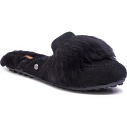 Kapcie UGG - W Shaine Wisp 1099946 W/Blk. Czarne klapki UGG, bez wzorów, ze skóry, bez zapięcia. W wyprzedaży za 339.00 zł.