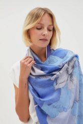 Letni wzorzysty szal błękitny. Niebieskie szaliki MOODO, na lato, bez wzorów, z poliesteru. W wyprzedaży za 29.99 zł.