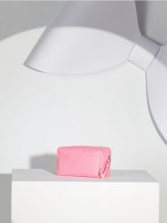 Kosmetyczka Hello Kitty and Friends - różowy. Czerwone kufry i kosmetyczki Sinsay, bez wzorów, bez dodatków. Za 15.99 zł.