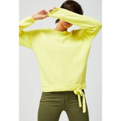Sweter z wiązaniem. Żółte swetry MOODO, l, bez wzorów, bez ramiączek. Za 29.99 zł.