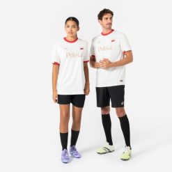 Koszulka piłkarska dla kibiców reprezentacji Polski 2026. Białe bluzki KIPSTA, xl, bez wzorów, z materiału, sportowe, bez kołnierzyka, bez ramiączek. Za 44.99 zł.