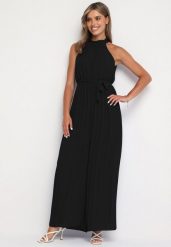 Czarny Taliowany Kombinezon z Dekoltem Typu Halter z Gumką w Pasie i Materiałowym Paskiem Xolefia. Czarne sukienki Born2be, na co dzień, bez wzorów, z jeansu, eleganckie, bez kołnierzyka, bez ramiączek, proste. Za 99.99 zł.