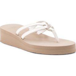 Japonki UGG - W Sandie 1019875 W/Wht. Białe klapki UGG, z aplikacjami, z materiału, bez obcasa. W wyprzedaży za 179.00 zł.