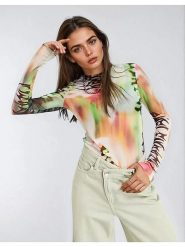 Weekday Koszulka ze wzorem rozmiar: L. Bluzki Weekday, l, bez wzorów, bez kołnierzyka, bez ramiączek. Za 43.68 zł.