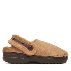 Kapcie Crocs. Brązowe obuwie domowe Crocs, bez wzorów, bez zapięcia. Za 219.99 zł.