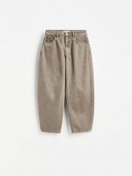 Jeansy barrel z krótszą nogawką - brązowy. Brązowe jeansy Reserved, bez wzorów. Za 129.99 zł.