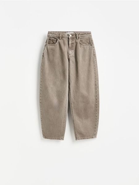 Jeansy barrel z krótszą nogawką - brązowy. Brązowe jeansy Reserved, bez wzorów. Za 129.99 zł.
