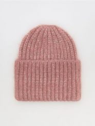 Czapka beanie - brudny róż. Czerwone czapki Reserved, bez wzorów. W wyprzedaży za 29.99 zł.