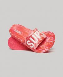Superdry Marble Pool Sliders - klapki basenowe w marmurkowy wzór – HYPER FIRE. Czerwone klapki Superdry, bez wzorów, bez obcasa. Za 119.20 zł.