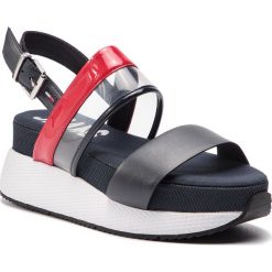 Sandały TOMMY JEANS - Transparent Rwb Hybrid Sandal EN0EN00443 Rwb 020. Niebieskie sandały Tommy Jeans, bez wzorów, z jeansu, bez obcasa, bez zapięcia. W wyprzedaży za 279.00 zł.