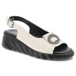 Sandały damskie Filippo, na platformie skórzane z ozdobą ze sprzączką, beżowe, DS7011-25-BE. Brązowe sandały Filippo, z aplikacjami, ze skóry, eleganckie, bez obcasa, na platformie, bez zapięcia. Za 139.00 zł.