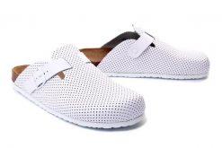 DR. BRINKMANN 600251-3 weiss, klapki profilatyczne damskie. Białe klapki Dr. Brinkmann, bez wzorów, ze skóry, bez obcasa. Za 254.90 zł.