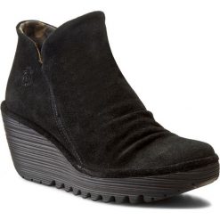 Botki FLY LONDON - Yip P500505000 Black. Czarne botki Fly London, na jesień, bez wzorów, z materiału, bez obcasa, na koturnie, bez zapięcia. W wyprzedaży za 309.00 zł.