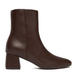 Botki JENNY. Brązowe botki Jenny, bez wzorów, bez obcasa, na słupku, bez zapięcia. Za 149.99 zł.