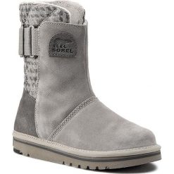Botki SOREL - Newbie NL2148 Silver Sage 103. Szare botki Sorel, bez wzorów, z materiału, bez obcasa, bez zapięcia. Za 399.99 zł.