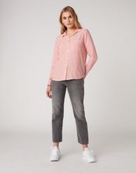 WRANGLER 1PKT STRIPE SHIRT DAMSKA KOSZULA BITTERSWEET RED W5R4TIXBO 112130312. Czerwone koszule Wrangler, s, bez wzorów, bez kołnierzyka, bez ramiączek. Za 129.99 zł.