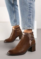 Brązowe Botki na Słupku z Ozdobną Wstawką z Paseczkami Malwilda. Brązowe botki Renee, bez wzorów, bez obcasa, na obcasie, bez zapięcia. Za 139.99 zł.