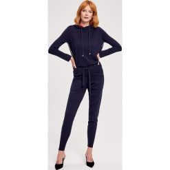 2-częściowy zestaw w kolorze granatowym - bluza, spodnie. Niebieskie bluzy sportowe ZOCHA, s, bez wzorów, bez kaptura. W wyprzedaży za 359.95 zł.
