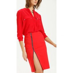 SPÓDNICA REGULARNA DAMSKA GŁADKA. Czerwone spódnice TOP SECRET, do pracy, bez wzorów, biznesowe, midi, dopasowane. W wyprzedaży za 49.99 zł.