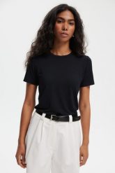 T-SHIRT NINA CZARNY S - Flawless. Czarne t-shirty Flawless, s, bez wzorów, z materiału, bez kołnierzyka, bez ramiączek. Za 229.00 zł.