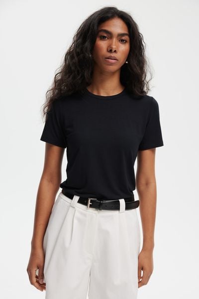 T-SHIRT NINA CZARNY S - Flawless. Czarne t-shirty Flawless, s, bez wzorów, z materiału, bez kołnierzyka, bez ramiączek. Za 229.00 zł.