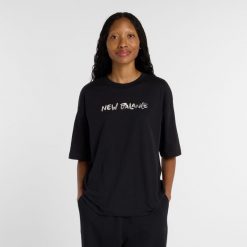 Koszulka damska New Balance WT61M1JBBK – czarna. Czarne bluzki New Balance, m, bez wzorów, z bawełny, sportowe, bez kołnierzyka, bez ramiączek. Za 149.99 zł.