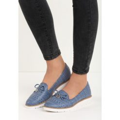 Niebieskie Mokasyny Danii. Niebieskie mokasyny Born2be, bez wzorów, ze skóry, ze szpiczastym noskiem, bez obcasa. Za 29.99 zł.