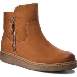 Botki CAPRICE - 9-26449-21 Nut Nubuc 325. Brązowe botki Caprice, bez wzorów, z futra, bez obcasa, bez zapięcia. W wyprzedaży za 309.00 zł.