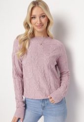 Fioletowy Sweter o Warkoczowym Splocie z Okrągłym Dekoltem Selinera. Fioletowe swetry Born2be, bez wzorów, z dzianiny, bez ramiączek. Za 64.99 zł.