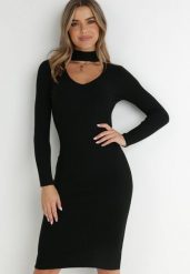 Czarna Sukienka Dzianinowa Prążkowana Z Półgolfem i Wycięciem przy Dekolcie Hafiz. Czarne sukienki Born2be, na co dzień, uniwersalny, bez wzorów, z dzianiny, eleganckie, bez kołnierzyka, bez ramiączek, midi, proste. Za 89.99 zł.