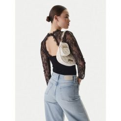 Torebka Guess. Białe torebki klasyczne Guess, z aplikacjami, bez dodatków. Za 324.99 zł.
