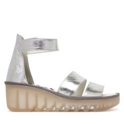 Sandały Fly London. Szare sandały Fly London, bez wzorów, bez obcasa, na koturnie, bez zapięcia. Za 547.99 zł.