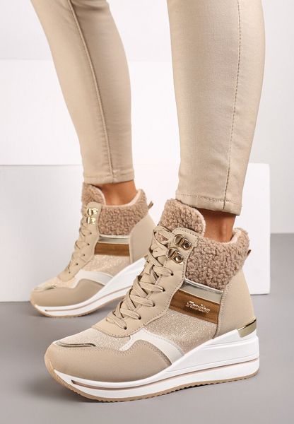 Ciemnobeżowe Botki na Koturnie w Streetwearowym Stylu Ozdobione Futerkiem Arabelline. Brązowe botki Renee, bez wzorów, z futra, bez obcasa, na koturnie, bez zapięcia. Za 109.99 zł.