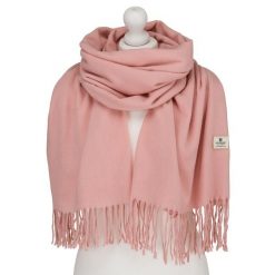 Duży szal damski w różowym kolorze, ozdobiony frędzlami - Peterson. Czerwone szaliki Peterson, na jesień, bez wzorów, eleganckie. Za 54.99 zł.