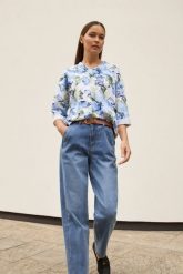 Bluza w kwiaty niebieska. Niebieskie bluzy MOODO, l, bez wzorów, z bawełny, bez kaptura. Za 99.99 zł.