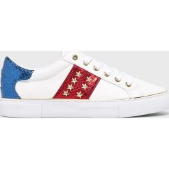 Guess Jeans - Buty. Białe obuwie sportowe Guess Jeans, z gumy, bez zapięcia. W wyprzedaży za 349.90 zł.