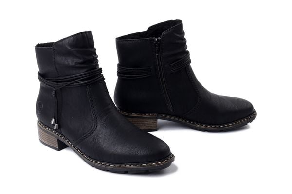 RIEKER 77263-00 black, botki damskie. Czarne botki Rieker, bez wzorów, bez obcasa, na obcasie, bez zapięcia. Za 237.93 zł.