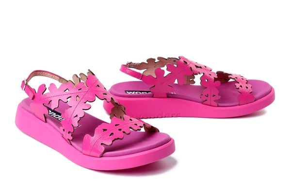 WONDERS C-6551 fucsia, sandały damskie. Czerwone sandały Wonders, bez wzorów, bez obcasa, bez zapięcia. Za 377.93 zł.