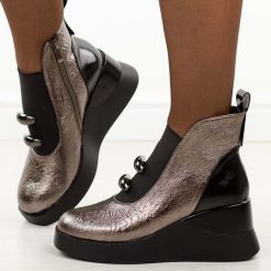 Botki damskie na koturnie pewter DiA 52-106. Szare botki DiA, na jesień, bez wzorów, z gumy, z okrągłym noskiem, bez obcasa, na koturnie, bez zapięcia. Za 369.00 zł.