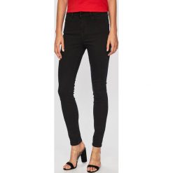Guess Jeans - Jeansy 1981. Czarne jeansy Guess Jeans, z aplikacjami, z podwyższonym stanem. Za 369.90 zł.